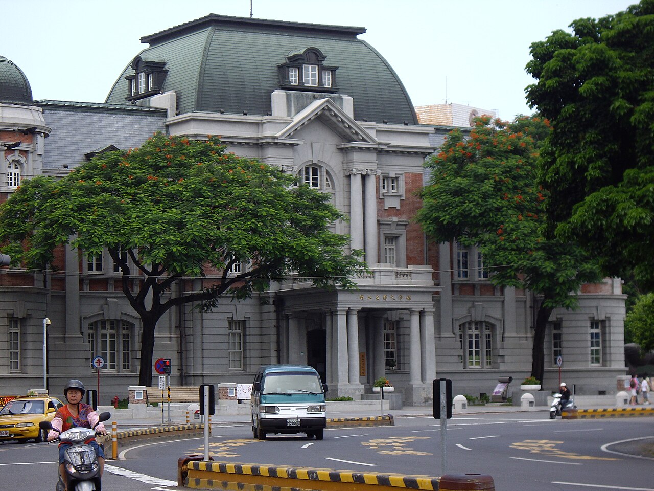 台南臺灣文學館半日遊：免費入館、台南車站步行與導覽安排