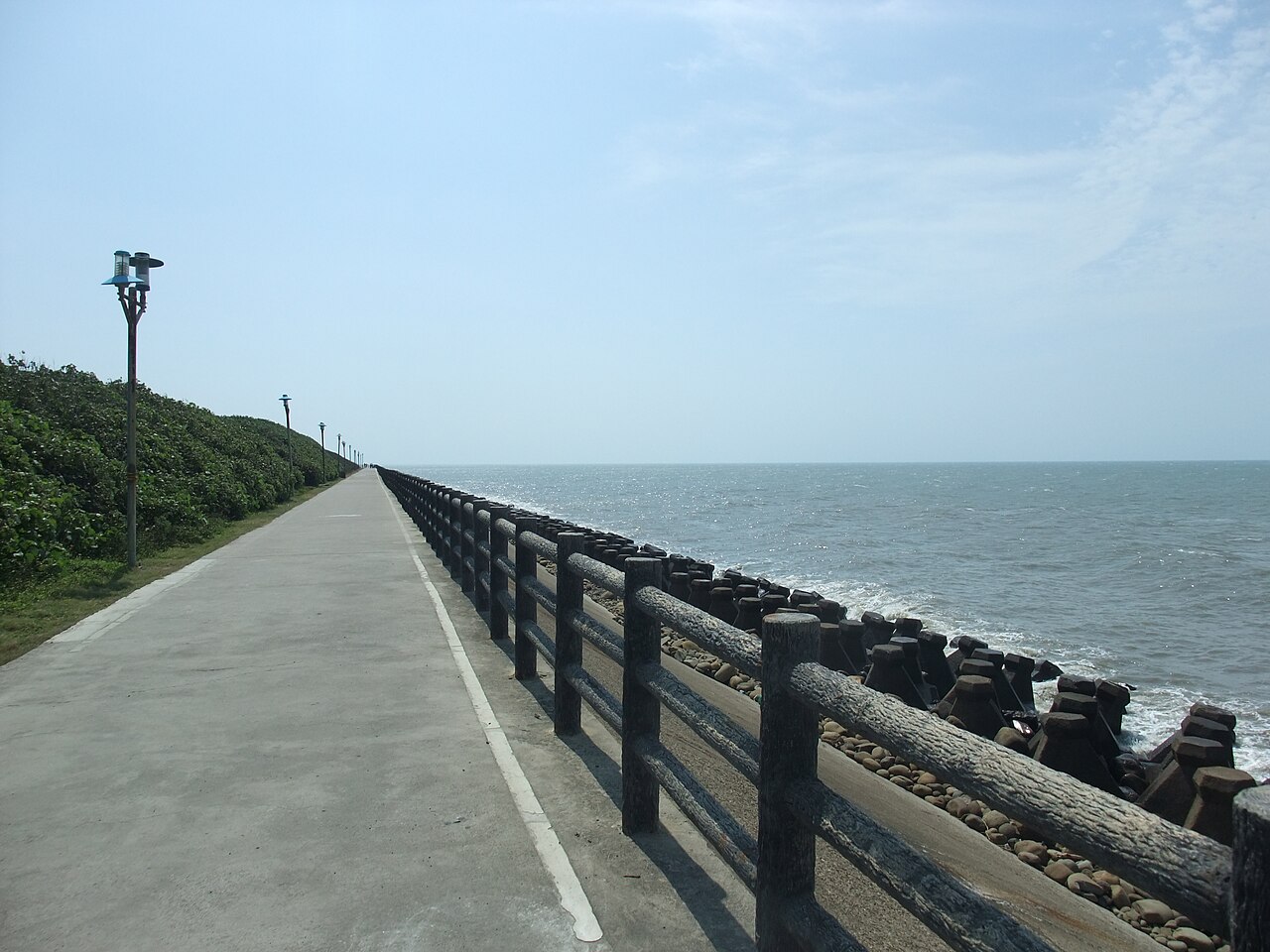 Hsinchu 17 km Coast by Bike: Nanliao, Fish Scale Steps and Xiangshan